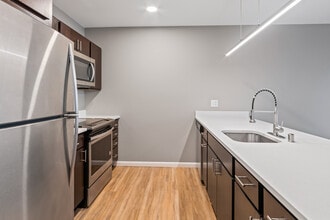 8041 W Bluemound Rd in Milwaukee, WI - Foto de edificio - Building Photo