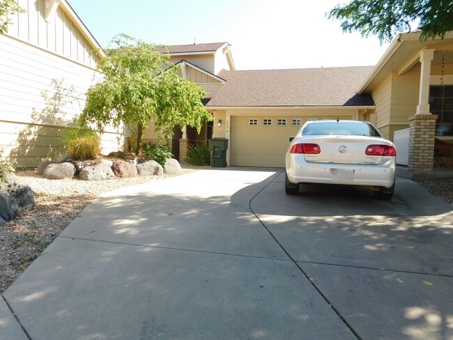 property at 733 Lakeview Ct