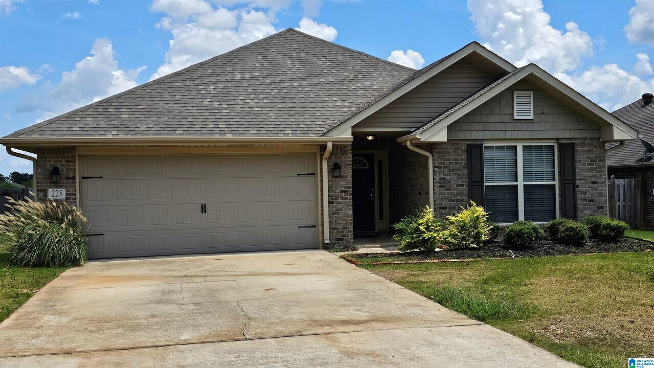 228 Hillcrest Dr in Montevallo, AL - Building Photo