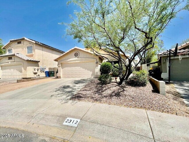 2312 E Wescott Dr in Phoenix, AZ - Foto de edificio - Building Photo