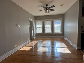 856 N Mayfield Ave, Unit 2S in Chicago, IL - Foto de edificio - Building Photo