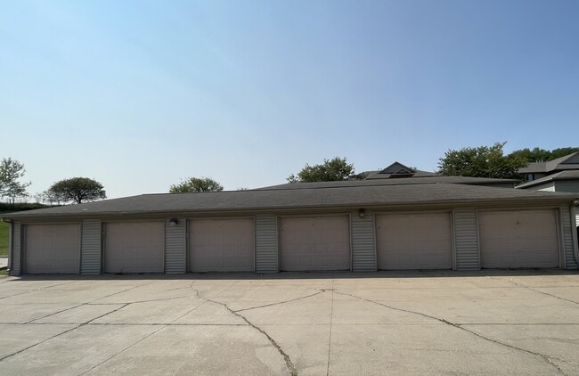 2266 Holiday Rd in Coralville, IA - Building Photo - Building Photo