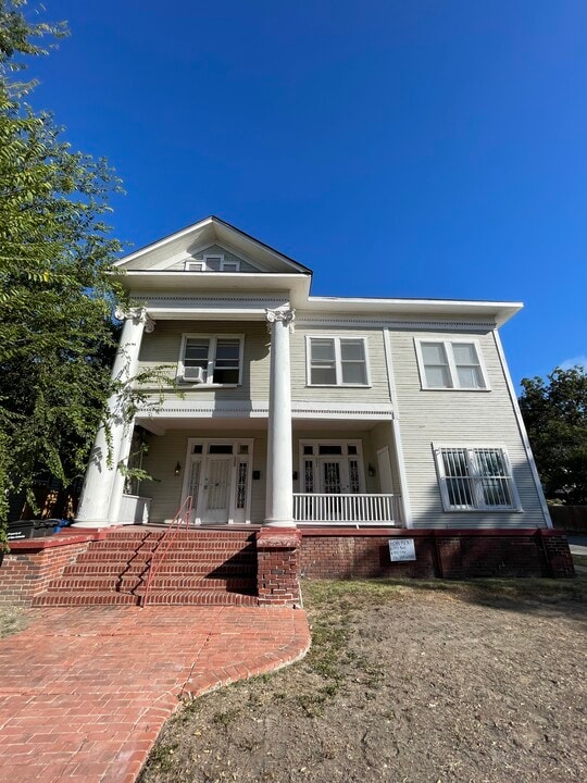 501 W Mistletoe Ave in San Antonio, TX - Building Photo