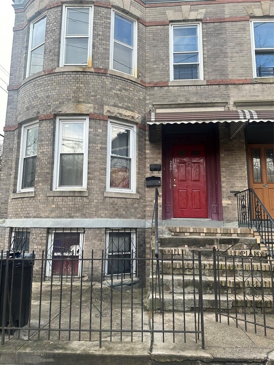 260 Etna St in Brooklyn, NY - Building Photo