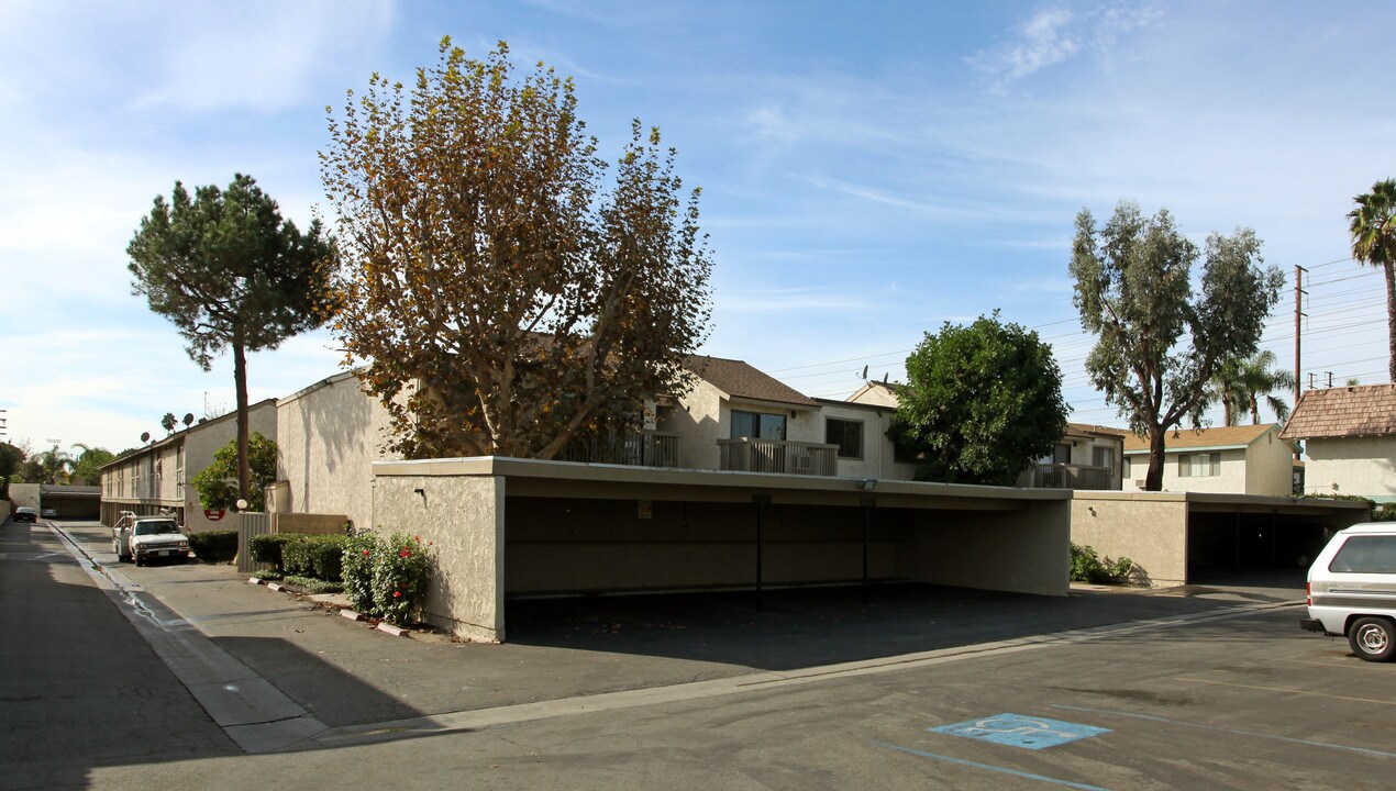 Villa Florina in Anaheim, CA - Foto de edificio