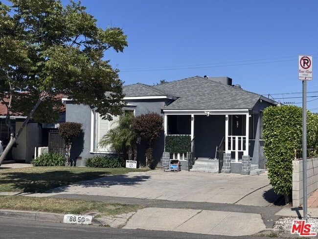 8850 S Wilton Pl in Los Angeles, CA - Building Photo - Building Photo