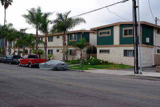 Sea Breeze Apartments in El Segundo, CA - Building Photo - Building Photo