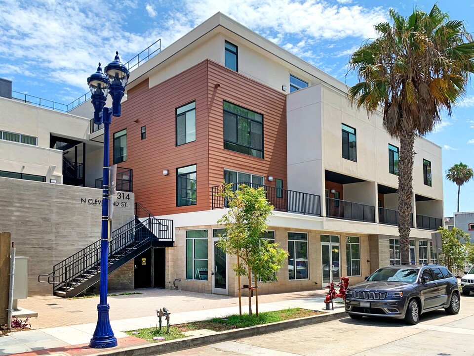 Beach Lofts at Oceanside in Oceanside, CA - Foto de edificio