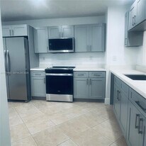 6618 NW 188th Ln in Hialeah, FL - Building Photo