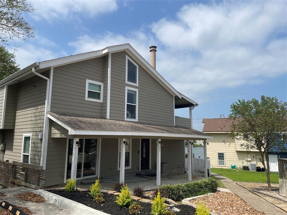 127 April Point Dr N in Montgomery, TX - Building Photo