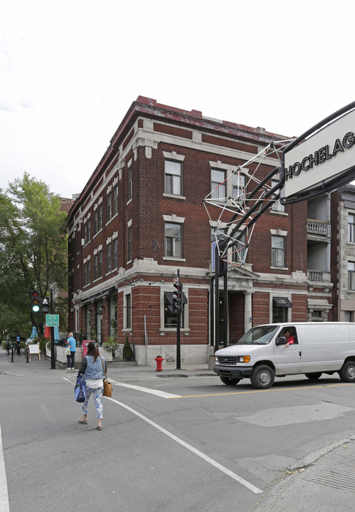 4058-4060 Ontario Rue E in Montréal, QC - Building Photo