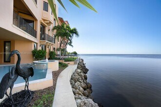 3471 Main Hwy in Miami, FL - Building Photo - Building Photo