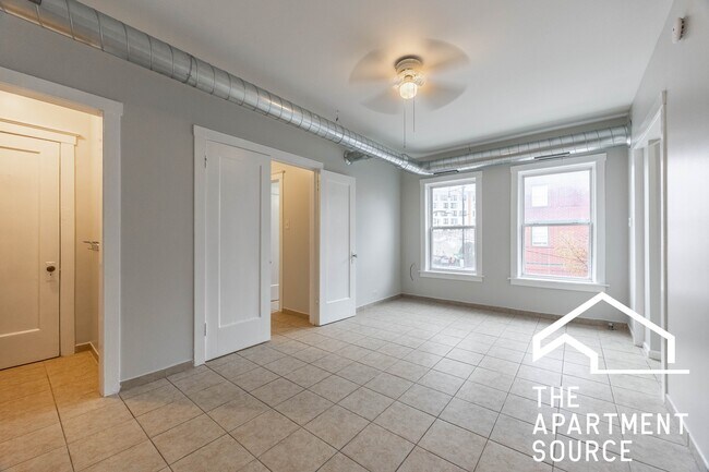 2712 N Milwaukee Ave, Unit 217 in Chicago, IL - Foto de edificio - Building Photo