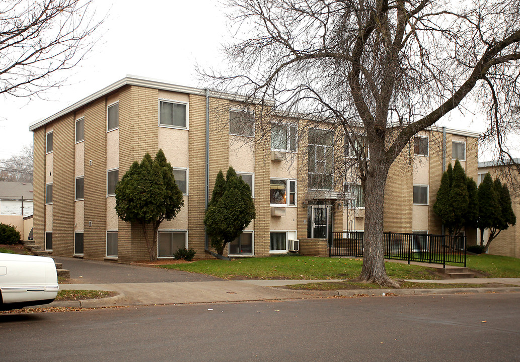 1329 Conway St in St. Paul, MN - Foto de edificio