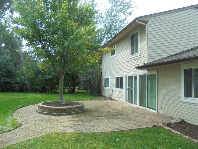 1085 Hecker Dr in Elgin, IL - Building Photo - Building Photo