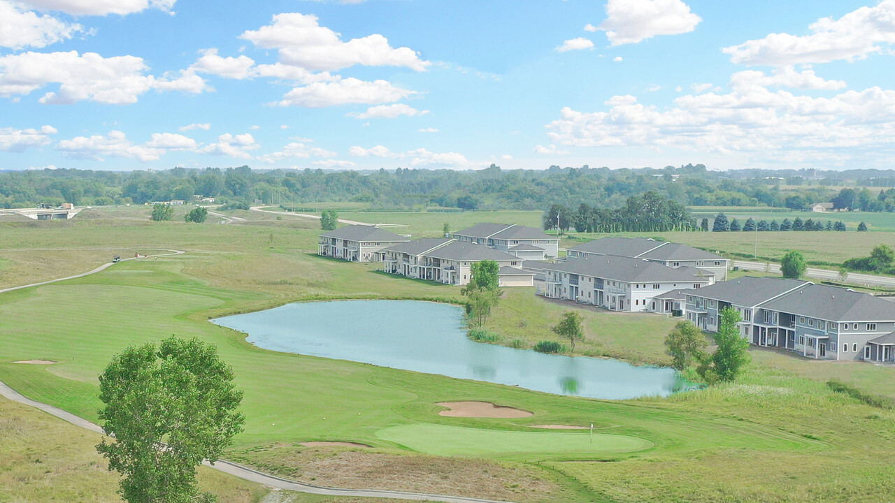 The Royal Villas at the Golf Links in Wrightstown, WI - Foto de edificio