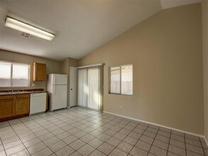 6323 W Winslow Ave in Phoenix, AZ - Foto de edificio - Building Photo