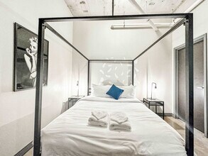 555 Evergreen St in Dallas, TX - Foto de edificio - Building Photo