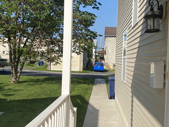 107 Locust St, Unit Locust in Ambler, PA - Foto de edificio - Building Photo