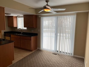 1818 Whitney Dr in Hanover Park, IL - Foto de edificio - Building Photo