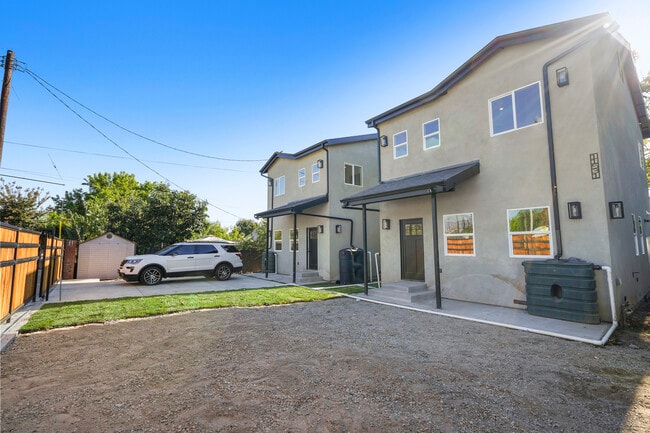 11533 Dronfield Ave in Pacoima, CA - Building Photo - Building Photo