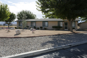 21905 Powhattan Rd in Apple Valley, CA - Foto de edificio - Building Photo