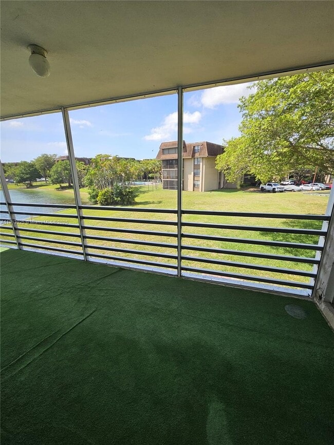 447 NE 195th St in Miami, FL - Foto de edificio - Building Photo