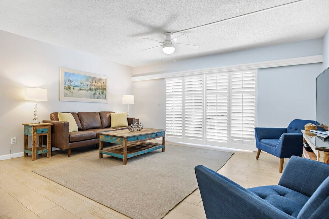 5200 Ocean Beach Blvd in Cocoa Beach, FL - Building Photo
