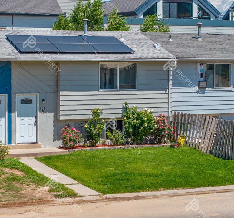 712 E 3rd St in Rifle, CO - Foto de edificio