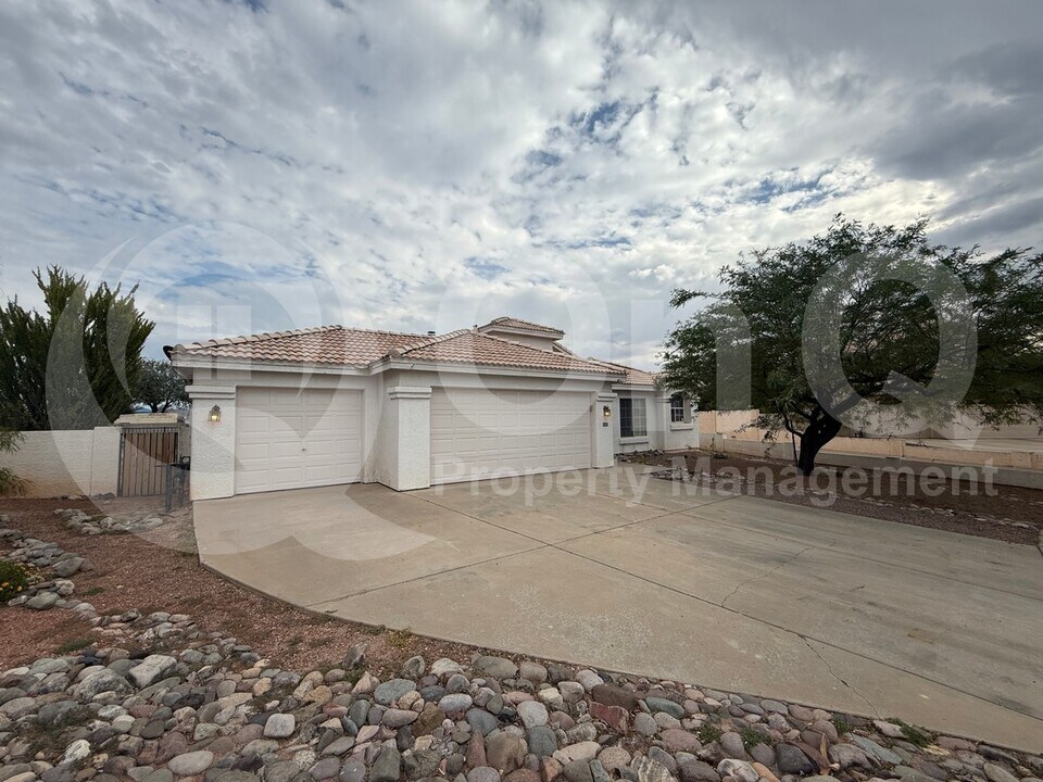 8305 N Solitude Way in Tucson, AZ - Building Photo