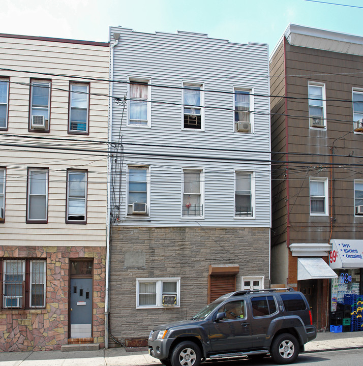 811 Bergenline Ave in Union City, NJ - Building Photo