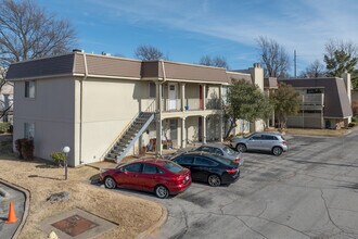 Hearthstone Village Condominiums in Tulsa, OK - Foto de edificio - Building Photo