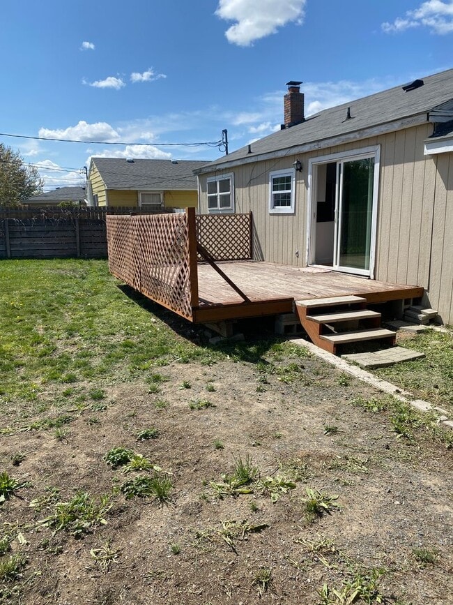 property at 827 S Hawthorne Dr