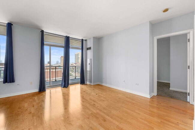 330 W Grand Ave in Chicago, IL - Building Photo - Building Photo