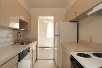 Waldorf Towers Apartments in Cleveland Heights, OH - Building Photo - Interior Photo