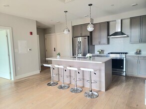 1650 Commonwealth Ave, Unit 304 in Boston, MA - Building Photo - Building Photo