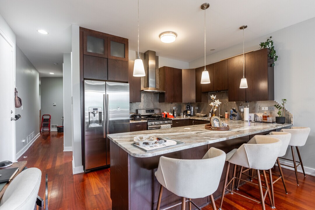 614 N Ogden Ave, Unit 2 in Chicago, IL - Building Photo