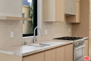 426 Arnaz Dr in Los Angeles, CA - Building Photo