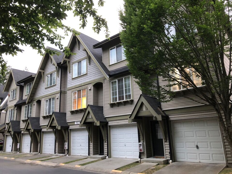 18270 Northeast 97th Way, Unit 104 in Redmond, WA - Building Photo