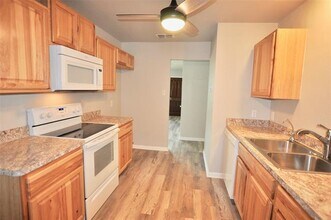 1204 Bois D Arc St in Weatherford, TX - Building Photo - Building Photo