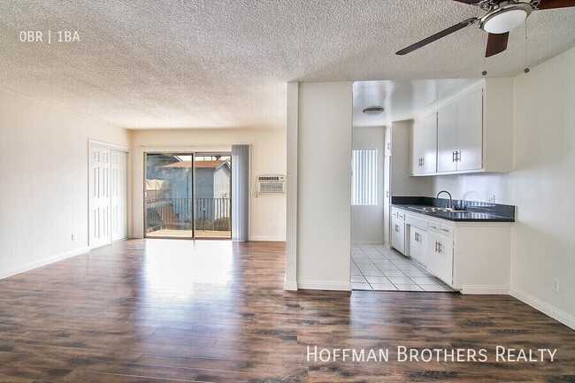 8330 Willis Ave, Unit 14 in Los Angeles, CA - Foto de edificio - Building Photo