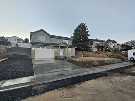 437 Strand Rd in Ephrata, WA - Building Photo