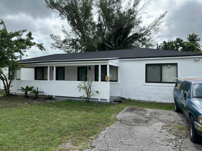 1466 NE 135th St in North Miami, FL - Building Photo - Building Photo