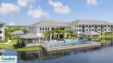 7301 Lake Bank Lp, Unit D2-307 in Ft. Myers, FL - Foto de edificio - Building Photo