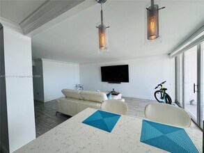 18031 Biscayne Blvd in Aventura, FL - Building Photo - Building Photo