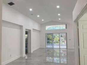 8814 Thames River Dr in Boca Raton, FL - Foto de edificio - Building Photo