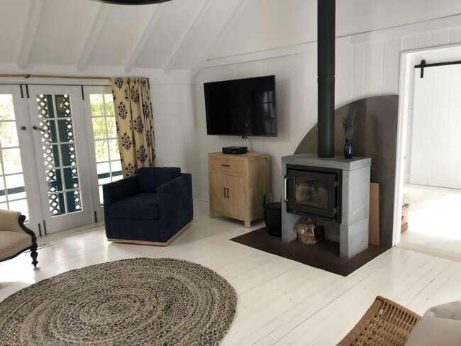 11 Miller Ln W in East Hampton, NY - Building Photo - Building Photo