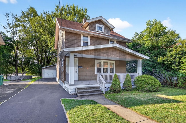 15748 Friend Ave in Maple Heights, OH - Foto de edificio - Building Photo