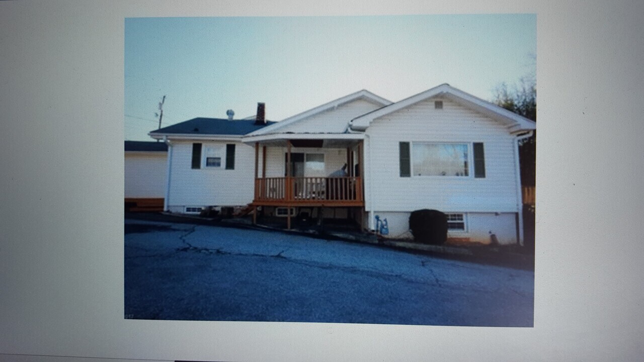 228 Stoney Mountain Rd, Unit D in Hendersonville, NC - Building Photo