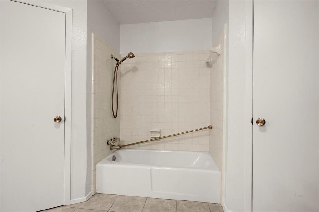 6316 Olson Ln in Pasadena, TX - Building Photo